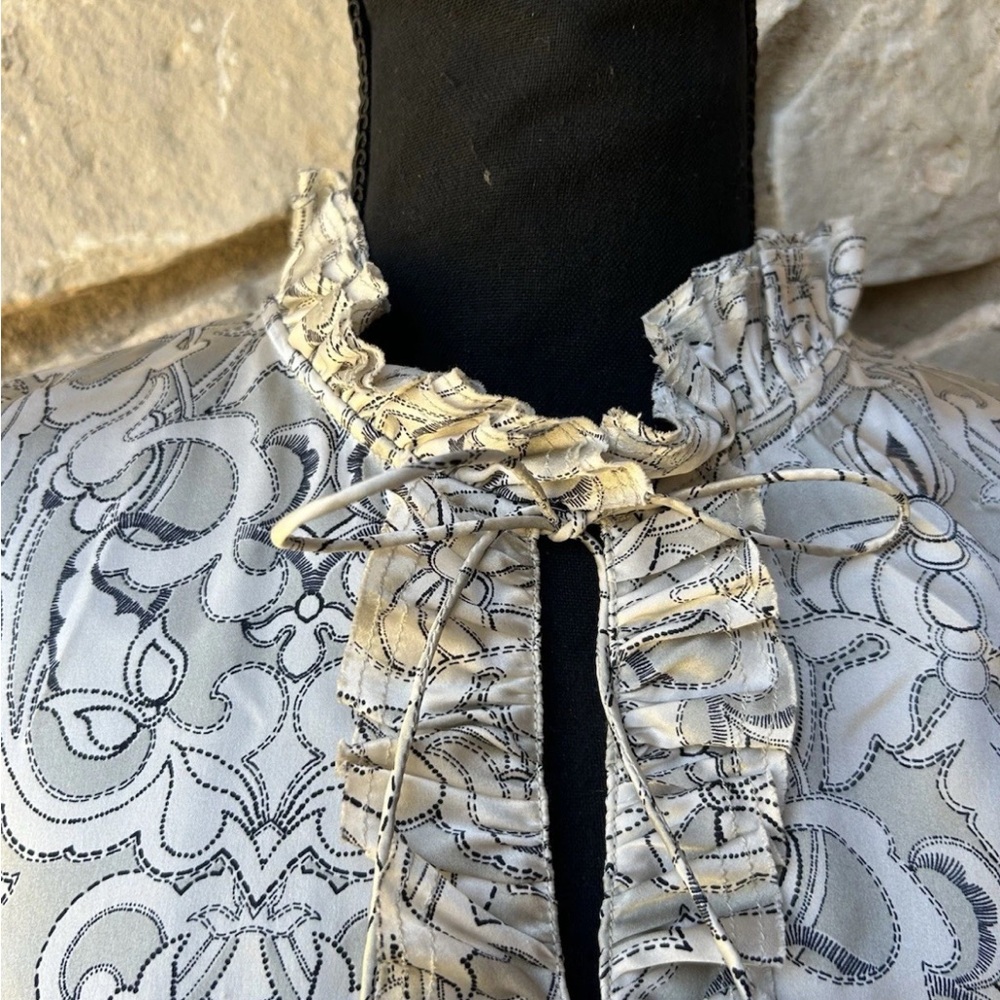 Tyler Boe Silk Tunic Top Large Light Gray Ivory Medallion Print Ruffled Collar - Picture 5 of 10